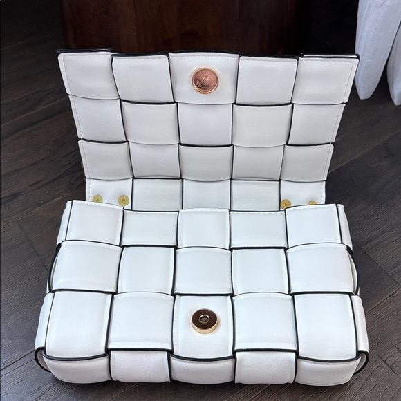 Eleganza Vegan Leather Flap snap top,double gold chain,black weave pattern - Picture 4 of 11